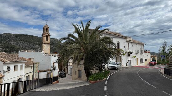 Bevor es ans schlemmen geht, fahren wir hoch in die Berge zu den Kirschplantagen