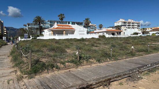In dem großen Block befand sich ihr schönes Apartment im 4. Stock mit traumhaften Ausblick aufs Meer. Michael hatte sich in die Wohnung daneben eingemietet und so haben sie sich vor vielen Jahren kennengelernt.
Der Nachteil der Wohnung war, dass es keinen Fahrstuhl gab, deshalb wurde die Wohnung verkauft und die beiden zogen in das Häuschen nach Verger
