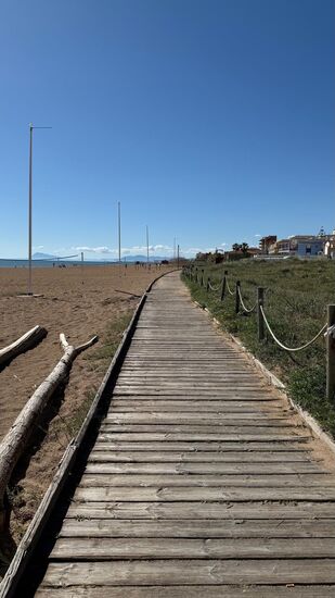 Die Saison hat noch nicht begonnen, deshalb ist alles noch ruhig.
Wir besuchen noch den Campingplatz - damit Elfriede noch mit einer alten Freundin ein Schwätzchen halten kann….