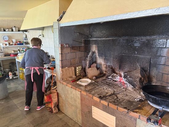 Thomas durfte nach dem Essen einen Blick in die Küche werfen und „Mamma“ bei der Zubereitung zusehen