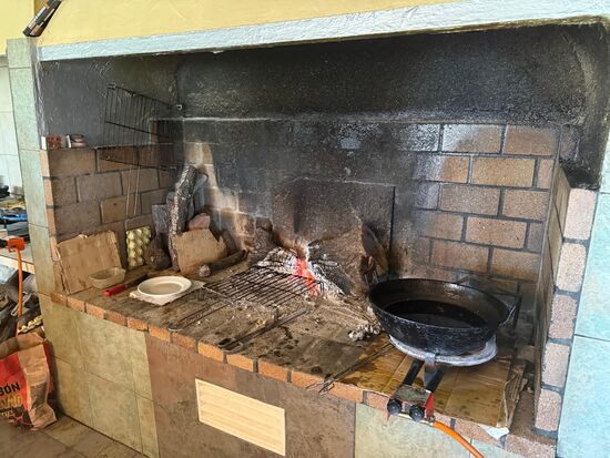 Die Paella wir auf offenen Feuer gekocht