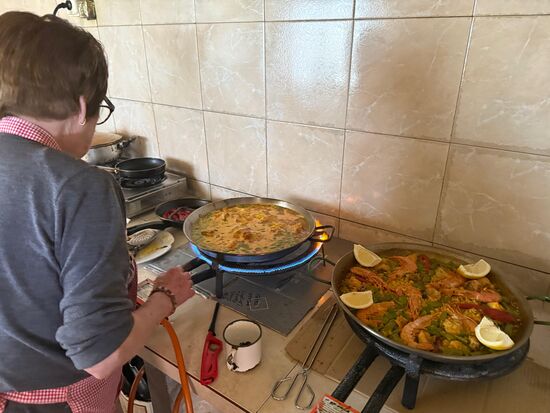 Inzwischen strömen die Gäste herauf und sie hat gut zu tun. Hier gibt es nur Paella- und diese in allen möglichen Varianten