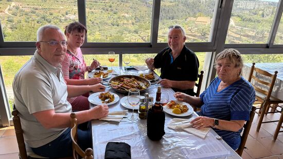 Kostenpunkt dieser Köstlichkeit: Pro Person 18 Euro inklusive einer halben Flasche Wein für jeden. NWir wählen hier täglich den gut gekühlten Rosewein