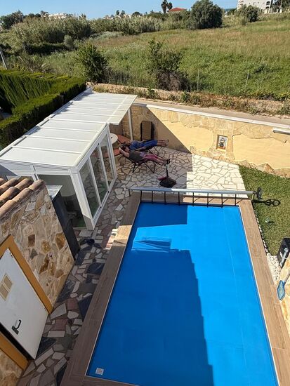 Heute ist es richtig warm und so gönnen sich Christine und Elfriede ein Sonnenbad auf den neuen Liegestühlen 