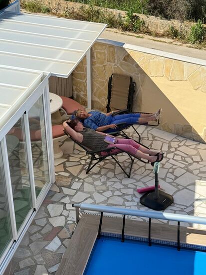 Lesen….? Nein: erzählen…! 
So geht wieder ein schöner Tag zu Ende….
Wie auch gestern beschließen wir den Abend mit einer Partie Rommé.