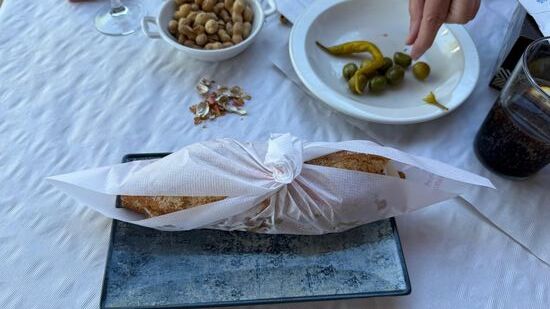 Man bekommt erst Erdnüsse, Oliven und Pepperonis und ein Getränk nach Wahl.
Anschließend ein Baguette-Brötchen gut belegt mit allerhand Sachen nach Wunsch