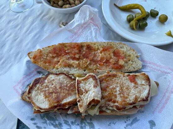 Wir nehmen: Tomaten, Käse, Schinken, Salat und Lomo. Zum Abschluß gibt es einen Kaffee und das Ganze kostet dann 8 Euro pro Person—alle sind satt und glücklich-