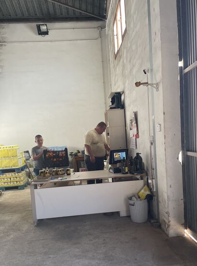 Damit wir daheim nicht komplett den Vitamin C -Entzug haben, nehmen wir noch spanische Orangen mit. Hier kaufen wir gute 5 kg für 5 Euro beim rumänischen Händler (ja-auch Rumänen wandern nach Spanien aus  )