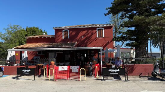 Hier in Denia frühstücken wir in der Bar „Poligono“
Frühmorgens trifft man die Trucker und  Bauarbeiter, etwas später dann Familien und andere Genießer 