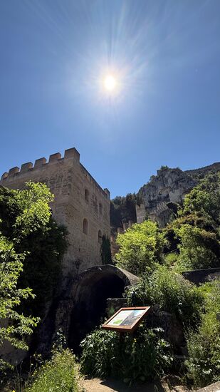 Unser Hotel befindet sich dicht beim Castell und wir haben noch reichlich Zeit, bis wir ins Zimmer dürfen. So machen wir uns zu Fuß hinauf zum Castell