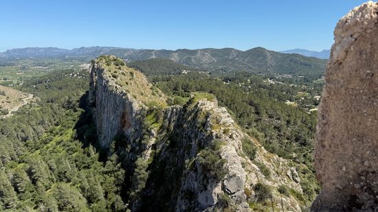 Blick auf die schroffen Felsen bei Xativa