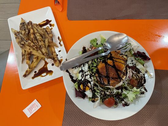 Es gibt u.a. Frittierte Auberginenstreifen und einen Cäsarsalat mit einer dicken Scheibe gebratenen Ziegenkäse - alles ist mit Honig überzogen—einfach köstlich!