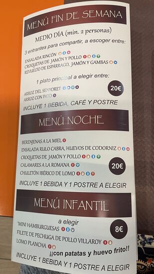 Nach einigem suchen finden wir eine schöne Tapas-Bar, die im Internet sehr gute Bewertungen hat—wir entscheiden uns für das „Menu noche“ - und werden nicht enttäuscht