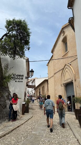 Hier leben 250 Bewohner. Guadalest hat eine Gesamt-Felsenfläche von 16 qkm und ist das meist besuchteste Dorf Spaniens.
Thomas war in den 80er Jahren schon einige Male hier. Damals saßen alte Frauen vor den Türen ihrer Häuser und häkelten feine Deckchen. Heute ist alles sehr touristisch.