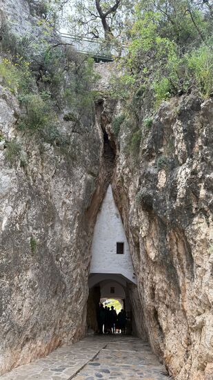 Durch das Portalde San José geht es in das eigentliche Dorf. Der Durchgang ist nur wenige Meter breit.