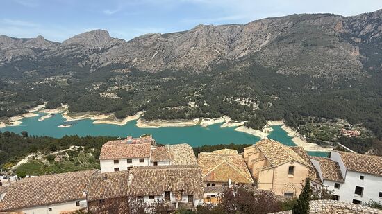 Toller Blick auf die Stadt und die Berge