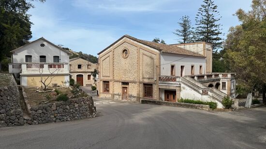 35 Gebäude gab es für insgesamt 400 Patienten. 2016 lebten nur noch 29 Patienten hier. Der Großteil der Gebäude ist verfallen und der Zutritt ist untersagt.