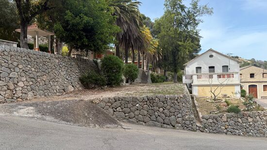 Einige Gebäude sind noch in Betrieb. Zuletzt wurde die Klinik auch als Geriatrie genutzt.