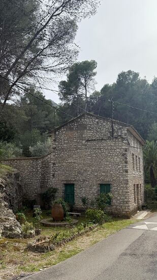 Wir fahren das ganze Gelände ab und sehen viele alte Gebäude