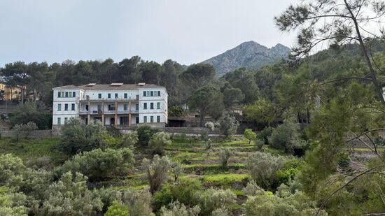 Es gibt auch neuere Gebäude und wir haben auch Personal gesehen.