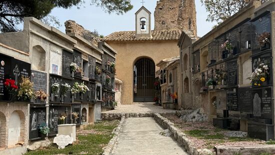 Dies ist der Friedhof, auf dem auch heute noch Beisetzungen stattfinden.