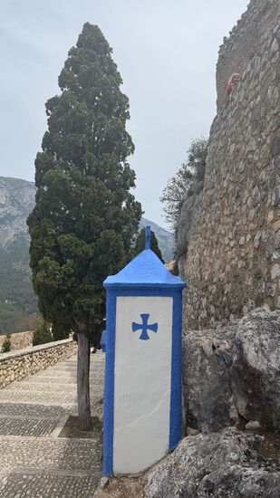 Früher ging es einen Wallfahrtweg hoch zum Friedhof. Heute gibt es auch Treppen, die aus dem Museum heraus hoch führen.