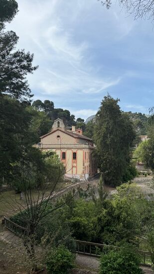 Es wirkt alles wie ein Lost Place - eine Kulisse für einen Grusel- oder Horrorfilm.