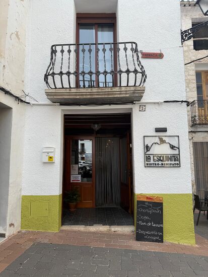 Wir machen Rast in Benifato in einer kleinen Tapasbar. Ein Paar aus Belgien betreibt dies seit knapp zwei Jahren.