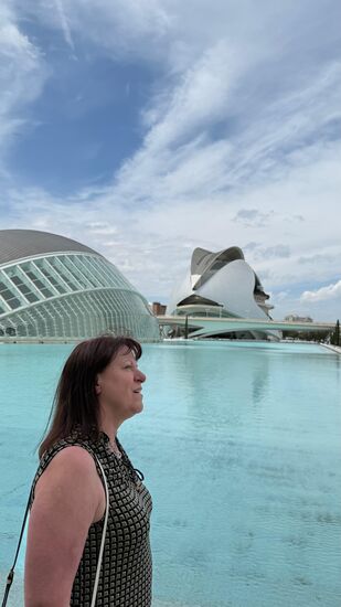 Türkisfarbenes Wasser überall und tolles Wetter—die ganze Anlage erinnert uns an Dubai oder an unsere Autostadt- nur größer 