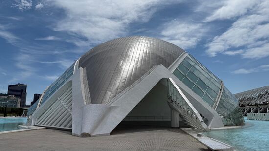 Das „L`Hemisferic“  wurde 1998 als erstes hier eröffnet. Der Architekt konzipierte das Gebäude als überdimensionales menschliches Auge.
In dem 100Meter langen ovalen Dach befindet sich ein 3D-IMAX-Kinosaal