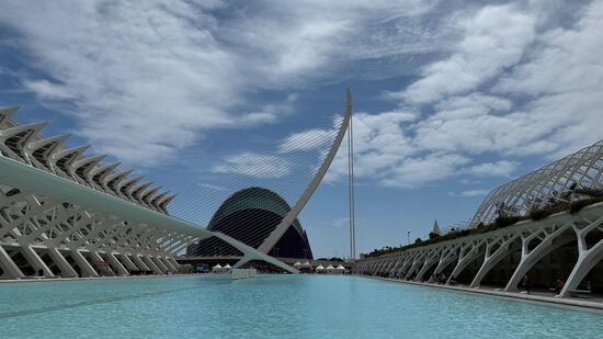 Geradezu ist die „Pont de l` Assut de l` Or“- sie verbindet das „Museo de les Ciences“ einem Wissenschaftsmuseum und der „Agora“ dem multifunktionellen Veranstaltungsgebäude