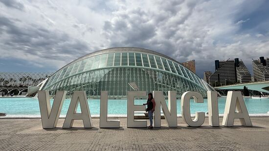 Hinten ist das 3-D Kino „L´ Hemisferic“