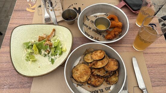 Nach ein paar Stunden des rumlaufens geht es in eine der vielen Tapas-Bars nahe der Anlage: Zur erfrischenden Clara gibt es frittierte Hähnchenstreifen, Cäsarsalat und frittierte Auberginen