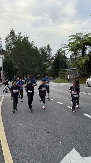 Auf dem Weg zum Busbahnhof: wieder-oder immer noch sind die unermüdlichen Läufer unterwegs