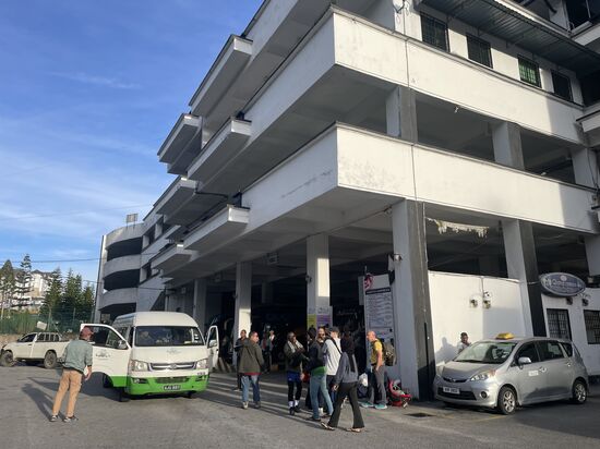 Der Busbahnhof in Tanah Rata: Hier treffen wir einige andere Reisende und kommen mit ihnen ins Gespräch. Die meisten Fahrten werden hier mit einem Kleinbus bzw Van gefahren.
Es geht nach K.L., in die Cameron Highlands, ins Taman Negara oder auch zum Kuala Beaut für die Perhentians (das ist unsere übernächste Station)