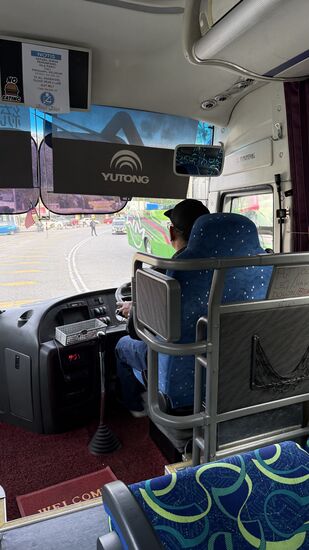 Wir haben wieder einen super komfortablen großen Bus, starten um 08:20Uhr und stoppen nach 2 Stunden für eine Frühstücks- und Pipipause.