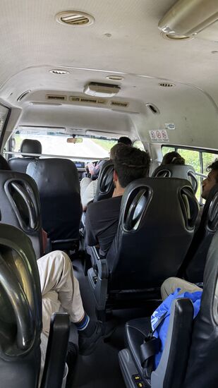 Von hier gehts für uns in einem Van weiter, der uns  bis zu unserer Unterkunft „XCape Resort“ bringt
Das Resort  ist für den kleinen Preis doch erstaunlich gut.