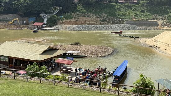 Der Fluss, der den Ort trennt - hier spielt sich das Leben ab