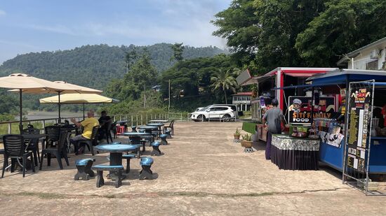 Auf unserer Seite entdecken wir einen Food-Truck, den wir gleich mal testen: Thomas mit einem Chicken-Burger mit Cola und ich mit einem vegetarischen Gericht und den hier üblichen Eistee