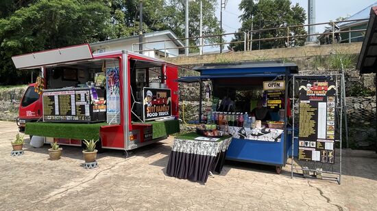 Hier wird frisch gebrutzelt und gut gelaunt verkauft 