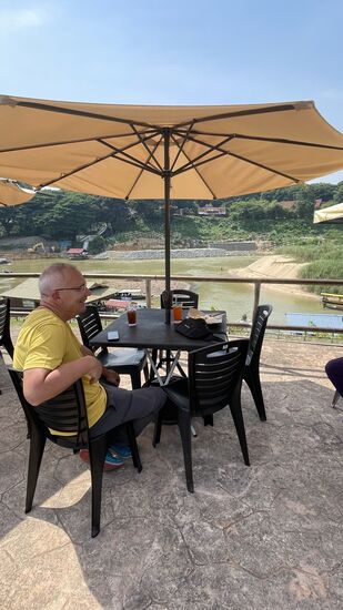 Wir kommen mit 2 Herren aus Kuala Lumpur ins Gespräch, die am Nebentisch sitzen. Sie sind für ein paar Tage zum fischen hier und ein reger Gesprächsaustausch findet statt