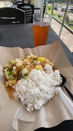 Köstlich: Gemüse frisch gebraten, „al dente“ mit süß-saurer Soße und Reis.
Kostenpunkt: ca 2 Euro -