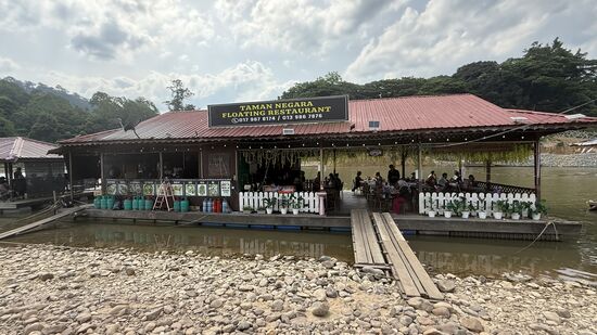 Hier gibt es einige „Floating Restaurants“ natürlich mit frischem Fisch