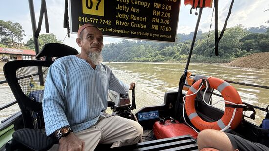 Ein Shuttle fährt ständig von der einen Seite des Flusses zur anderen für 1 MYR