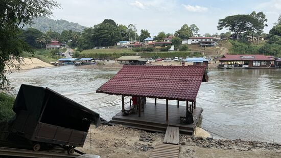 Wir fahren auch mal rüber, müssen wir doch noch einige Formalitäten erledigen: den Eintritt für den Nationalpark zahlen (1 MYR p.P. = 20 Cent) und eine Fotografiererlaubnis für jede Kamera, auch Handys von 5 MYR = 1 Euro