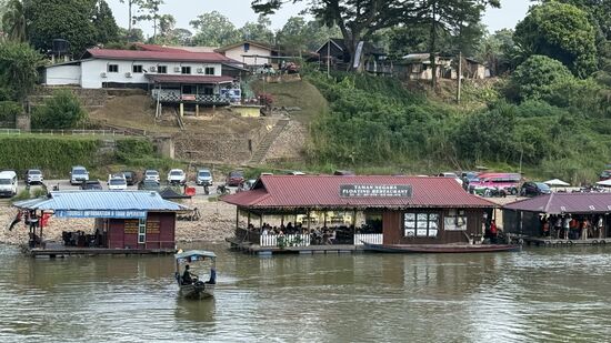 Blick auf „unsere“ Seite und die schwimmenden Restaurants—später wollen wir eins davon besuchen