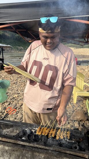 Es wird Zeit fürs Abendessen und wir suchen das „Floating Restaurant“ auf
Der Junge grillt hier die Hähnchen-Sate-Spieße vor dem Restaurant