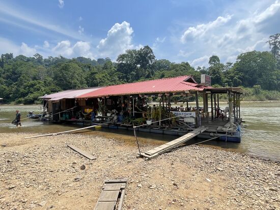 Gegen Mittag gehen wir zum Fluss und essen eine Kleinigkeit auf einem der schwimmenden Restaurants. Die Stege zu diesen sind übrigens sehr wackelig—da muss man schon sehr trittsicher sein 