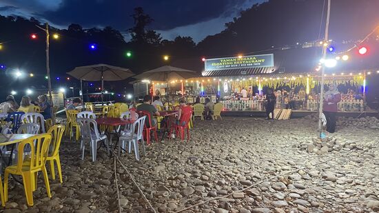 Die Restaurants sind alle gut besucht, sodass noch Stühle und Tische am Strand aufgebaut werden—