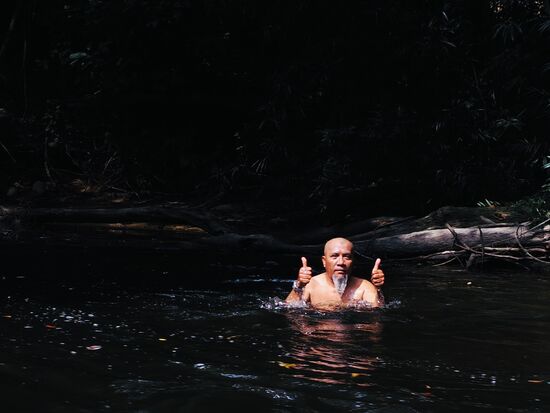 Dritter und letzter Stop an den Kaskaden—die Bootsführer nutzen die Zeit für ein Bad….